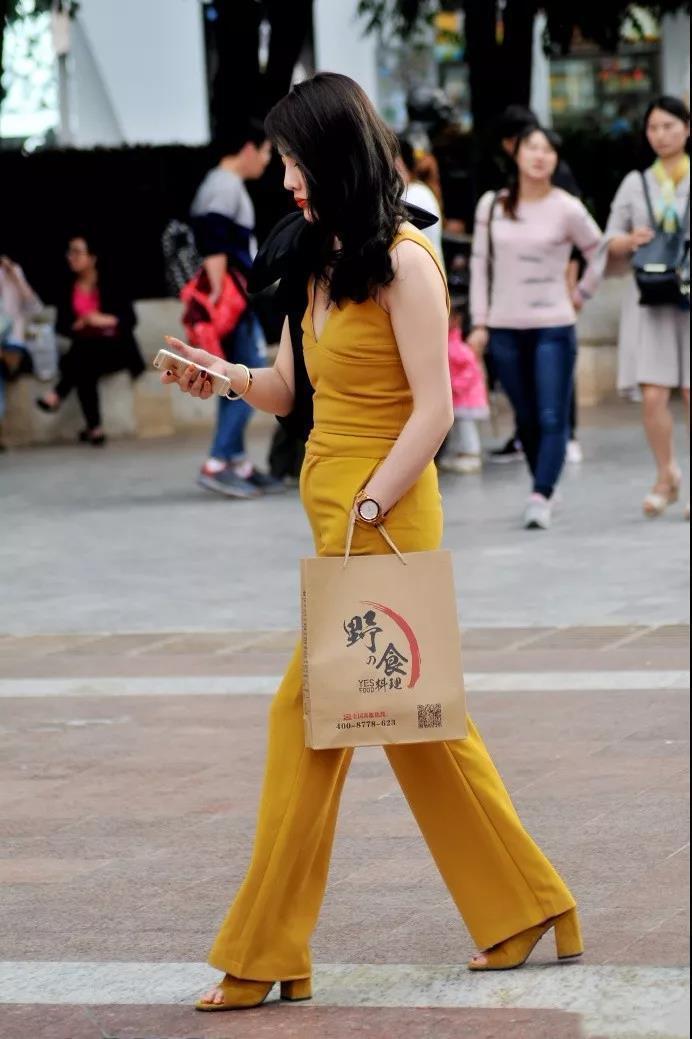 无限|街拍:一身黄色套装的性感俏丽美女,冷艳成熟的气质魅力无限!