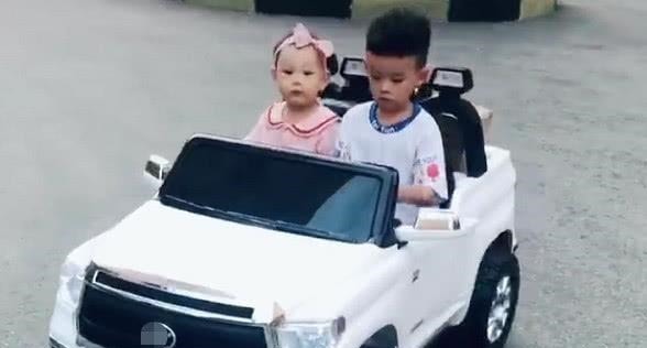 男孩子|霸道哥哥开“敞篷车”带妹妹取快递火了,主要副驾驶还有个“妞”