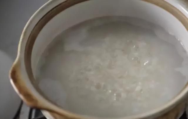 冬日暖暖的早餐：酱香饼、咸鸭蛋，搭配香菇瘦肉粥