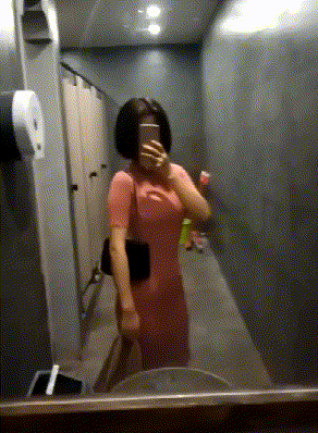 |搞笑GIF:妹子,我就想看看你怎么出来!