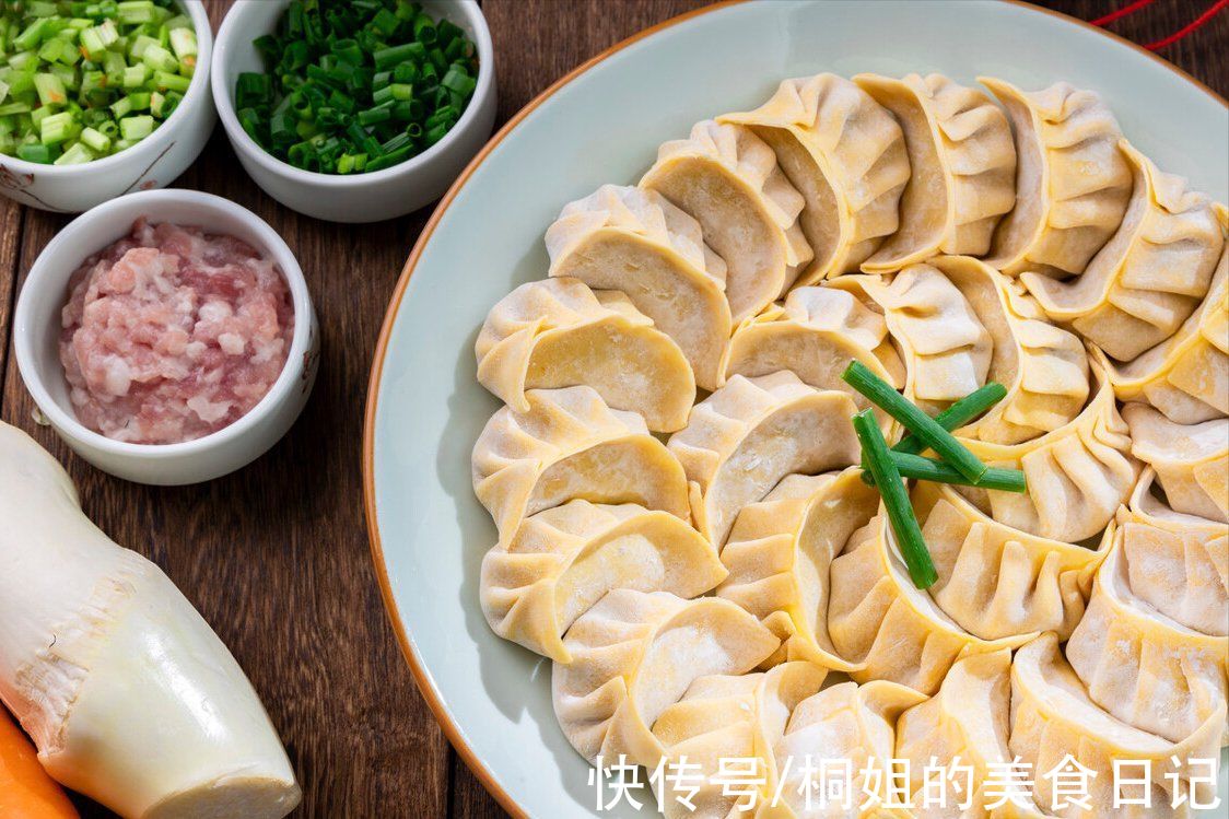 白菜做馅别用盐腌,只需多加一步,馅料不出水,吃着鲜美又多汁