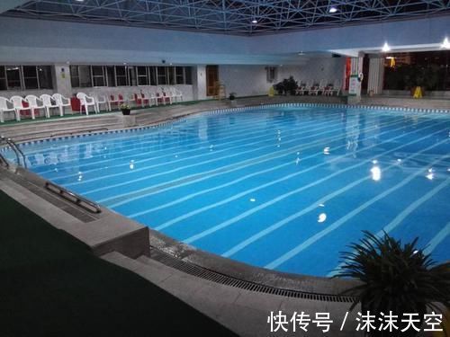 泳池|全家出门游泳,6岁女儿回来后皮肤大片脱落,医生的话令家长崩溃