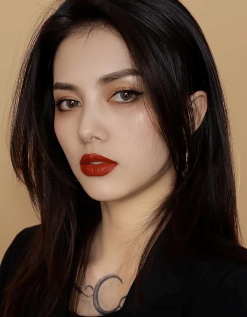 最近很火的氛围感妆容如何解锁？教你2招，秒变“氛围感美女”