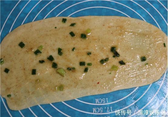 烙饼|花生米别只会炸着吃，加2个鸡蛋，不用炒不用炸，出锅瞬间被抢光