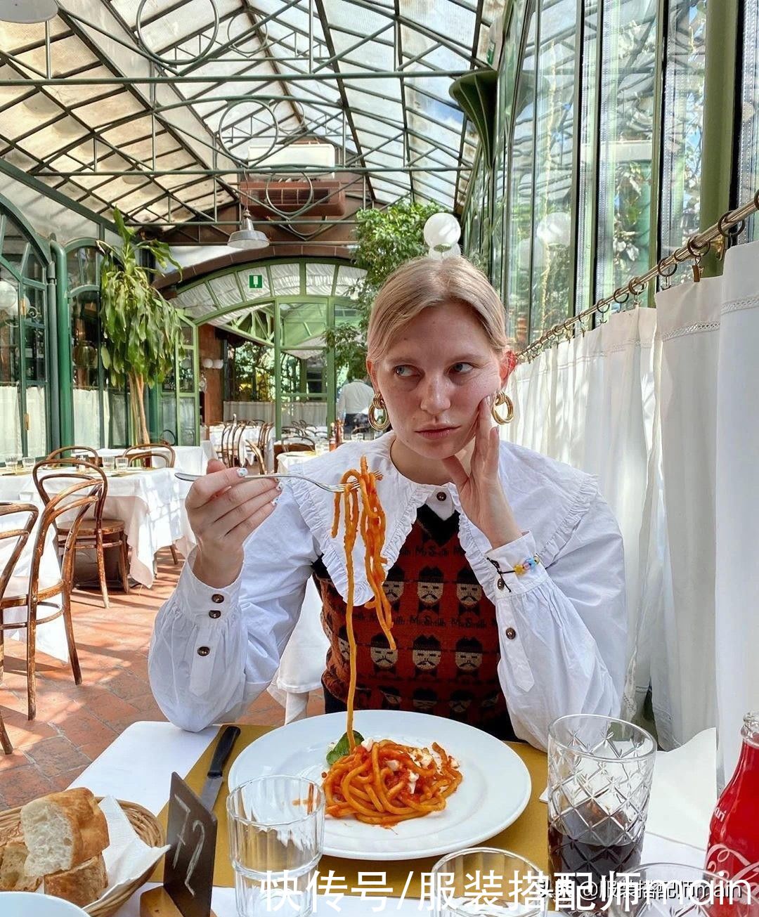 谁穿谁好看的娃娃领衬衫，注意好3个搭配细节，非常提气质