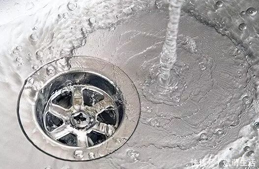 下水道堵了，她随手丢进两块药片，不到1分钟就疏通了