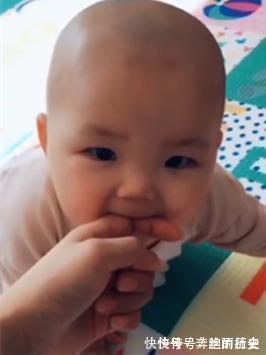 宝宝|妈妈被宝宝咬了手,装哭来“博同情”,宝宝的反应却让她暖暖的