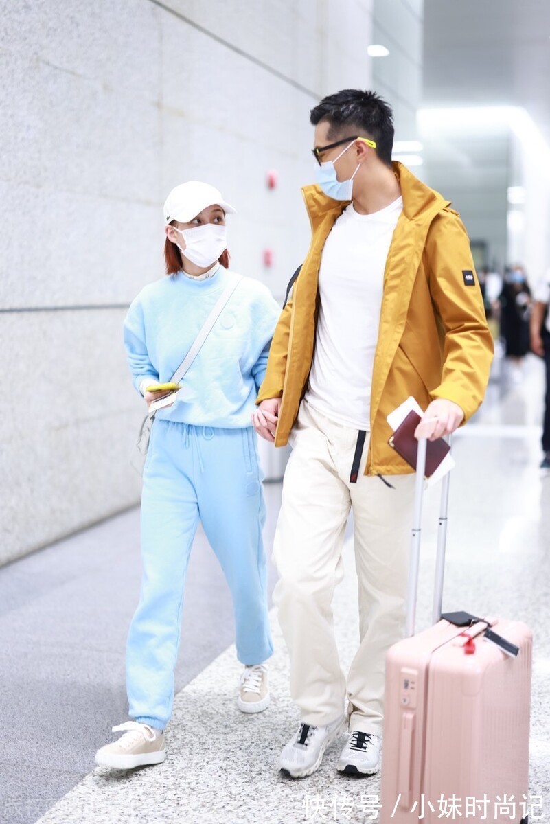 治愈感|何超莲清新街拍好养眼!蓝色卫衣套装搭白色棒球帽,治愈感十足