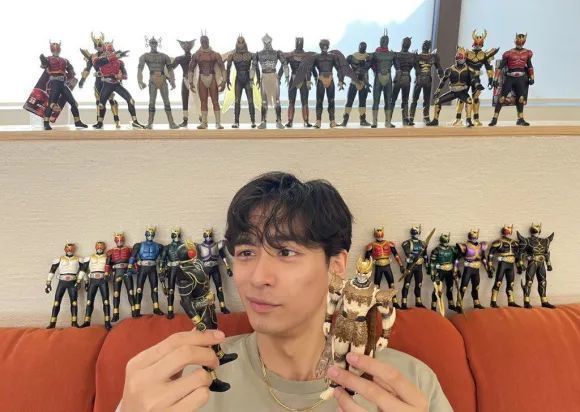 假面骑士空我|假面骑士:狩崎展示空我软胶,刃姐的剑齿虎形态将要SHF化