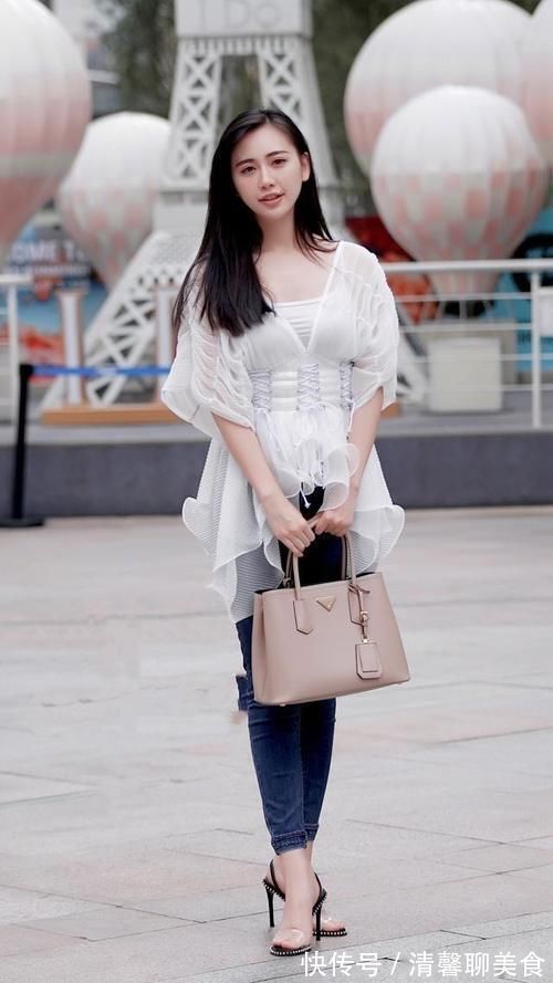 气质|美女白色衬衫搭配深蓝色牛仔裤,打造温柔气质,美丽动人