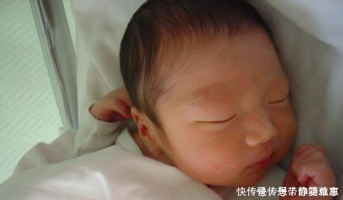 婴儿熟睡时常常举起小手，你以为这是在投降，其实原因很简单！