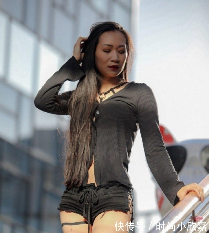 阿姨|腿上挂“铁链条”，阿姨穿搭真时髦，牛仔裤被从中间“割开”