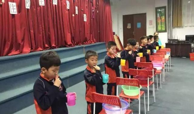 “如果能重选，我一定不让孩子住校”，寄宿是省心还是“痛心”