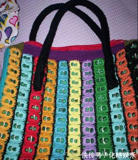在易拉罐拉环上编织，钩成的包包耐看耐用！DIY变废为宝附教程