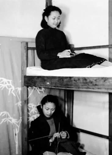 民国老照片:织毛衣的女子温婉可人,美女穿“旗袍”烫“卷发”