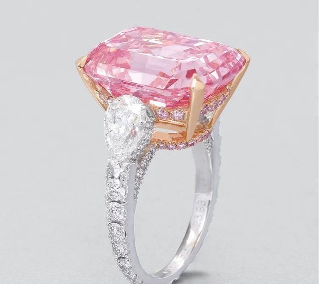 钻石|史上最大的艳彩紫粉红钻石以1.95亿港币落槌