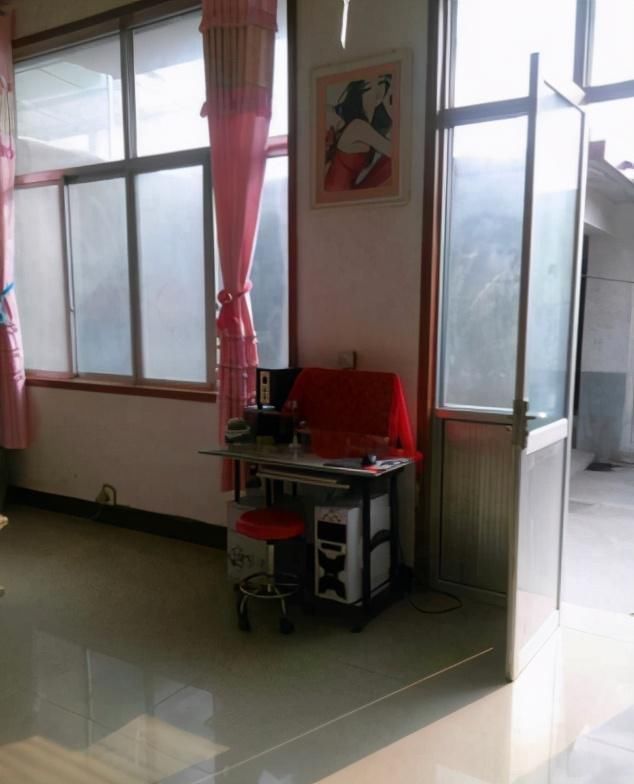 厨房|远嫁北方农村，婆家的婚房让我哭笑不得，卧室没床，厨房谁见过？