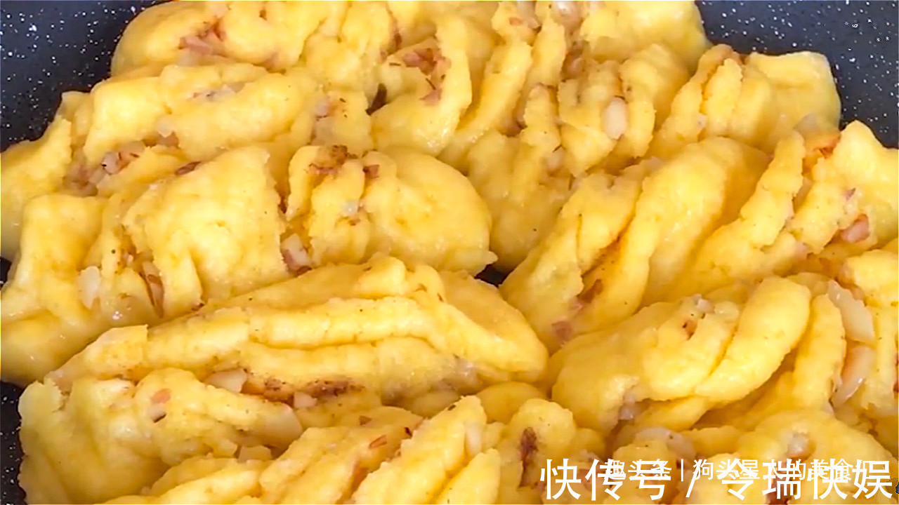 玉米面最好吃的做法，看着都流口水，暄软细腻，越嚼越香