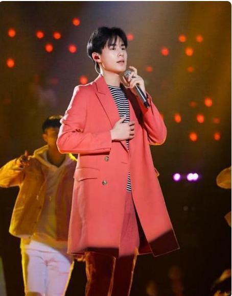 歌手假唱“愈演愈烈”,話(huà)筒拿反不算什么,而他被稱(chēng)“假唱王者”