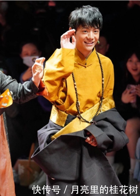 丁真首次亮相上海时装周,身穿民族服饰看秀,献花设计师