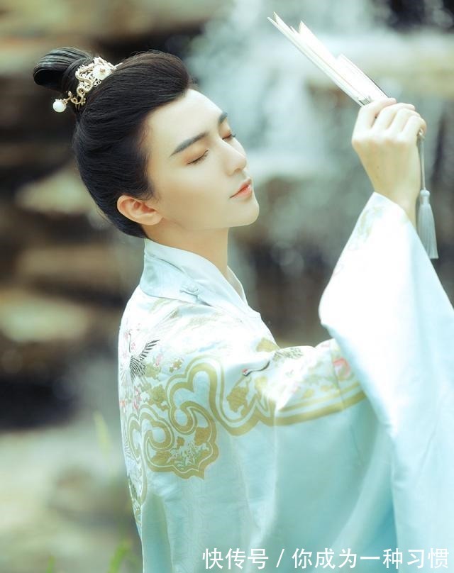 可可#鹤川颜值真高,穿汉服好有“温柔王爷范”,小说里的男主有脸了!