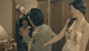 |搞笑GIF:刚娶的媳妇 衣服都还没换 本性就露出来了