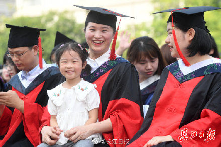 毕业典礼|慕了！武汉博士带娃参加毕业典礼
