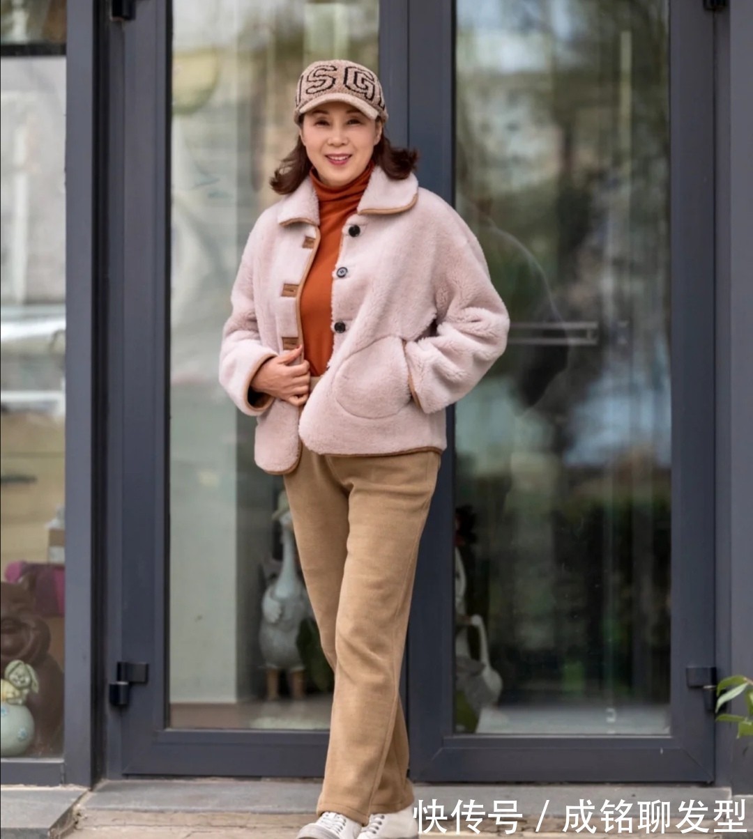 色系|六七十岁的老年人别总穿黑色!试试这四种单品,洋气时尚还显年轻