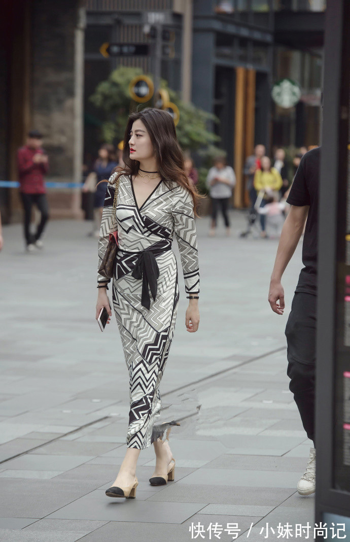 百搭|成都街拍,黑白渐变连衣裙搭配白色运动鞋,简约随意又百搭
