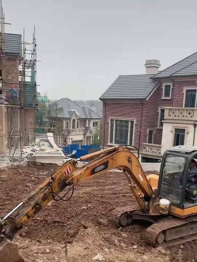 玩具|爸爸接儿子幼儿园放学,过了饭点还没到家,妈妈在工地找到两人时笑翻了