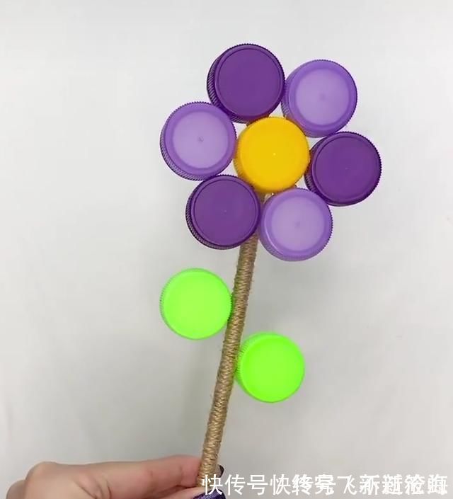 饮料瓶盖也很有用,手工教他们用纸杯做“花盆”,孩子们也