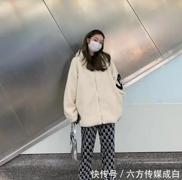 今年冬天正流行的一种穿法叫：“羊羔毛外套+休闲裤”，减龄时髦