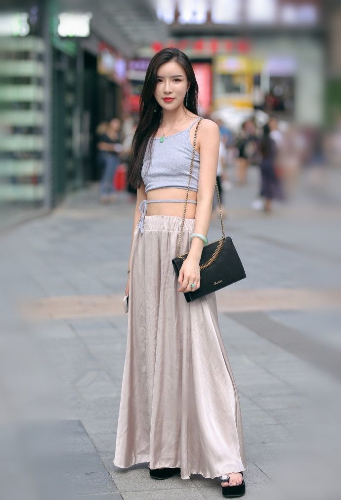 俏皮可爱|美女黑色大T恤搭配短裤，身材娇小可人，俏皮可爱