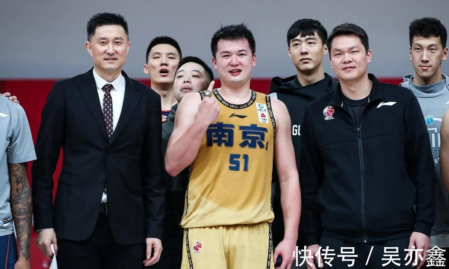 cb徐杰拉低CBA高度吗?路人王表示打爆徐杰,曹芳嘲笑徐杰赚钱太少