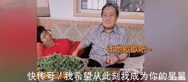 女儿|有妈的孩子像块宝，92岁妈妈摘菜包饺子，72岁女儿看电视等吃