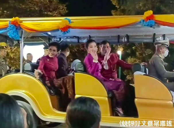 诗妮娜|泰王四口齐亮相真高调！诗妮娜裹红衣好嘚瑟，拉拢15岁王子心机重