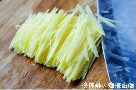 土豆丝别在炒了,试试一个吃法,外焦里嫩,10分钟解决全家早餐