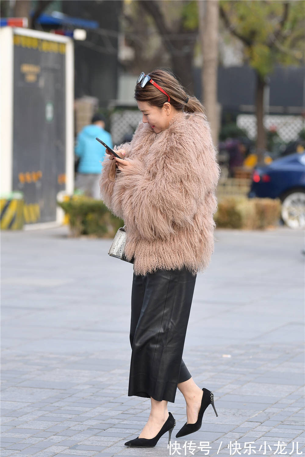 高跟鞋 黑色九分皮裤，宽松款式，搭配黑色尖头细跟单鞋