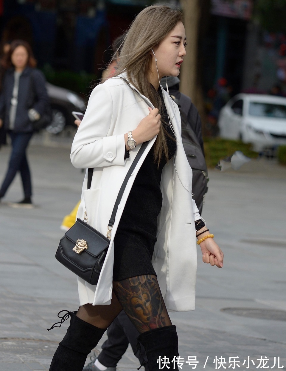 小姐姐|路人街拍,小姐姐时尚又可爱,黑色的包臀裙搭配黑丝很是亮眼