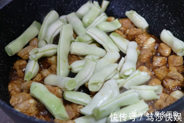 大米|电饭锅只蒸白米饭太浪费，4种食材和大米同煮，有肉有菜香喷喷