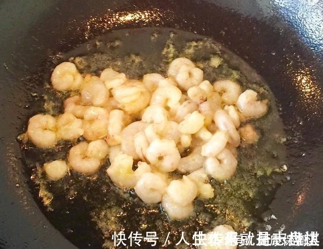 做鸡蛋时,直接下锅难怪难吃,多加这一步,鸡蛋软滑鲜嫩不粘锅