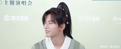 张哲瀚读粉丝信感动,献唱生日快乐和同手同脚歌