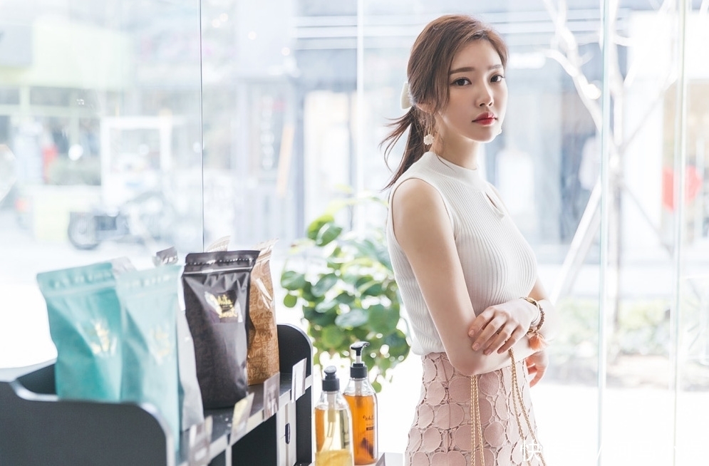 一条粉色包臀裙,兼具时尚与性感,真让人眼前一亮!