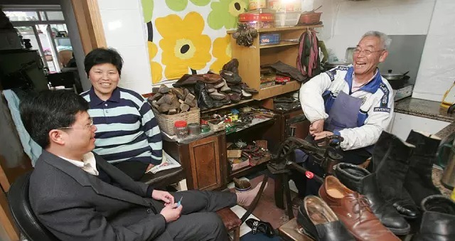 西服|修得了Gucci鞋、改得了LV西服…街头的老手艺人,太牛了