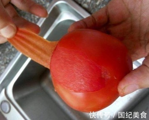 西红柿去皮最忌用开水烫，教你2个小妙招，快速去皮营养不流失！