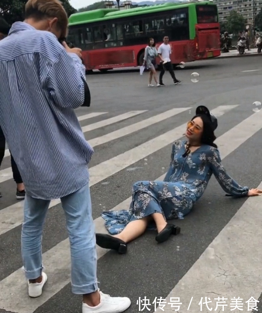 90后新娘把奶奶50年前的婚纱拿来拍照,路人都惊到了,精修图太美