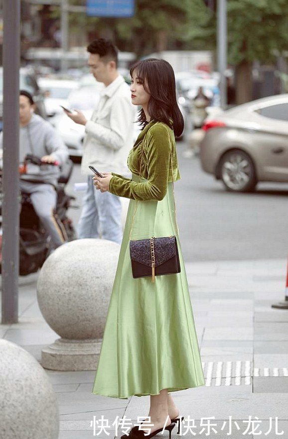 蕾丝材质的连衣裙,非常衬身材,两闺蜜谁更美!