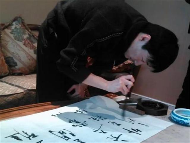 他曾是赵薇的班长,出道多年不争不抢,成为低调的金牌演员