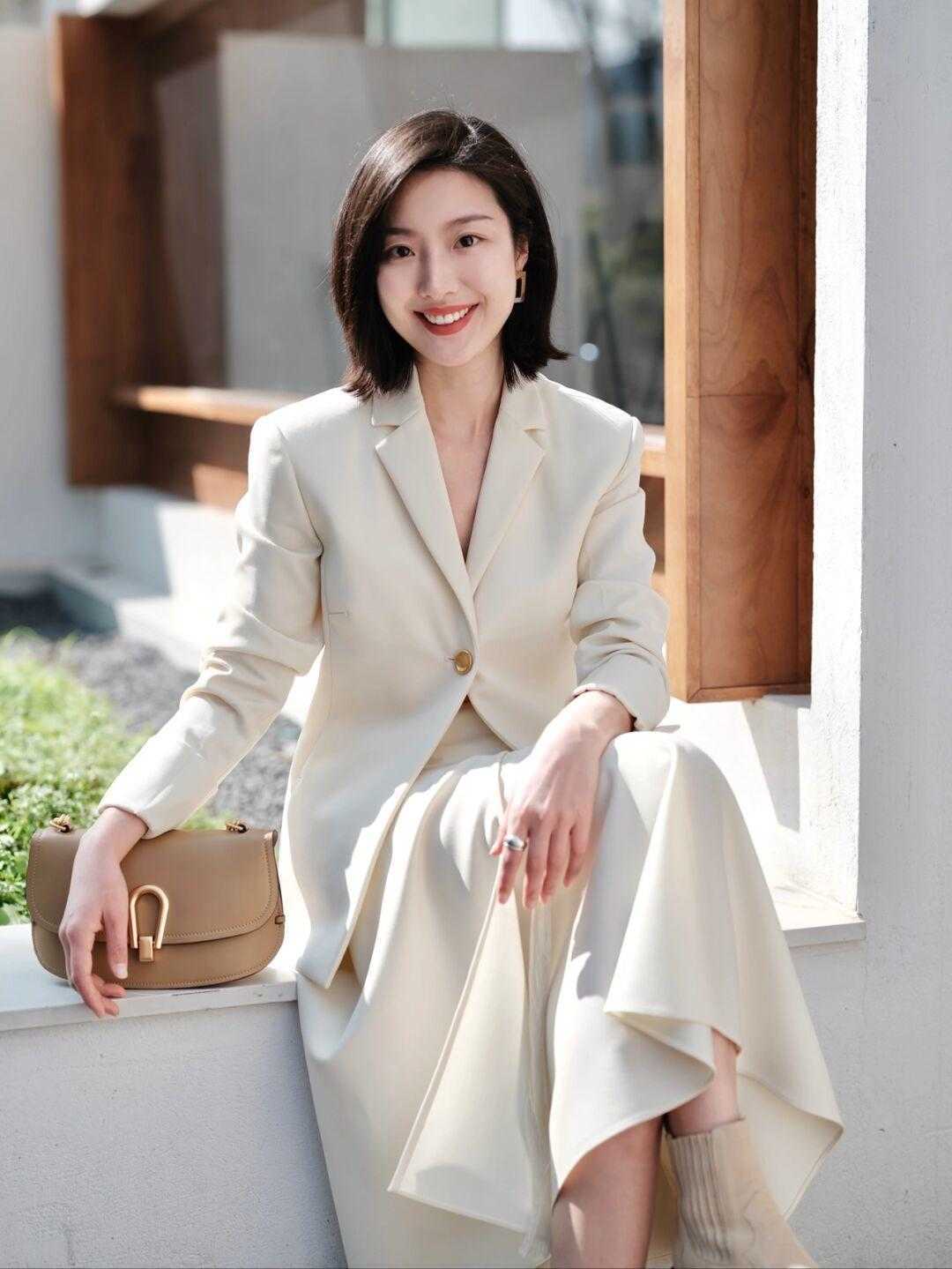 搭配|别再用西装配九分裤了!今年流行搭配小裙子,干练利落又不失温柔