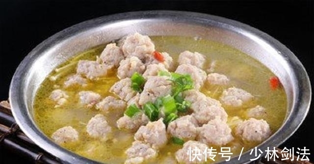 饭店从不外传的“肉丸子汤”做法,肉丸子不行也不柴,鲜嫩又多汁